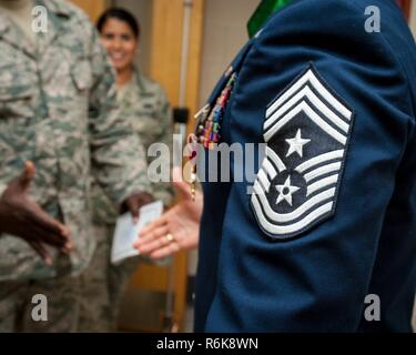 Le sergent-chef de commandement en chef. Oscar Tey, enrôlés pour le groupe de travail Opérations nationales Texas dit au revoir à la famille, amis et collègues à la garde sa retraite cérémonie tenue au Camp Mabry à Austin, Texas, le 20 mai 2017. Tey a servi plus de 30 ans de service combiné dans l'armée américaine, et le Texas de l'armée et de la Garde nationale. Banque D'Images