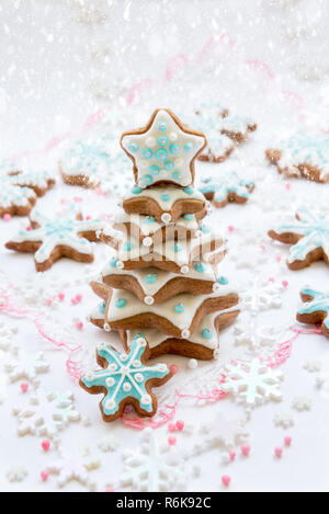 Les cookies d'arbres en forme d'étoiles sur un fond blanc Banque D'Images