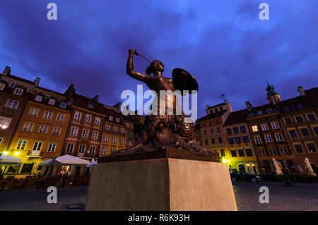 Varsovie, Pologne - 1 mai : Statue de sirène tenant un sabre et godet le 1 mai 2017, à Varsovie. Mermaid (sirène) Comité permanent, dans la vieille ville de Varsovie est une ville sym Banque D'Images