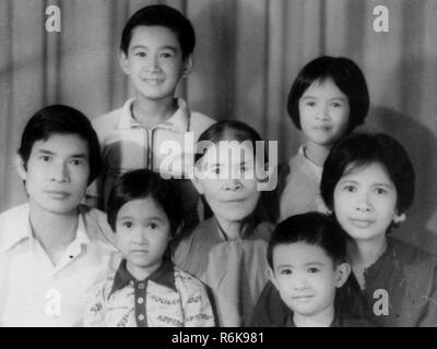 Une photo de famille un jeune lieutenant-colonel fil Dalat, en haut à gauche, et les membres de sa famille d'inclure sa mère, père, grand-mère et de leurs frères et sœurs plus jeunes. Banque D'Images