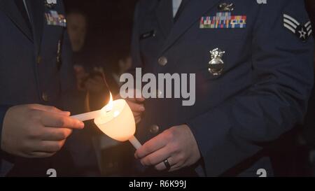 Les membres du Groupe des forces de sécurité 11e allumer des bougies pendant la veillée aux chandelles 29e assemblée annuelle à Washington, D.C., le 13 mai 2017. C'était l'un des événements de la Semaine nationale de la police a tenu à réunir la loi de partout dans le monde et d'honorer le passé et le présent des agents de police et les membres des forces de sécurité. Banque D'Images