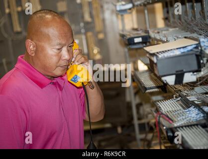 Khanh Phan, un 96e Escadron des communications téléphone technicien de maintenance, effectue un contrôle de routine les câbles téléphoniques sur la base aérienne d'Eglin, en Floride, les 23 ans et demi l'ancien combattant de l'Armée de l'air et sa mère, Ha, a fui le Vietnam du Sud en avril 1975. Ils ont échappé de peu à l'invasion de Saigon par les troupes nord-vietnamiennes pour une nouvelle vie aux États-Unis. Banque D'Images