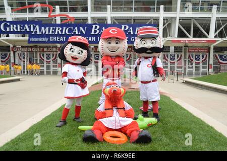 En reconnaissance de la Semaine nationale de la sécurité nautique 2017, mascottes des Reds de Cincinnati de démontrer leur appui au Great American Ball Park, samedi 20 mai, 2017. Lancé il y a près de 60 ans par le président Eisenhower, la Semaine nationale de la sécurité nautique se déroulera du 20 mai au 26 mai et le slogan de cette année est sûr Bateau, Bateau Smart, le Porter ! Banque D'Images