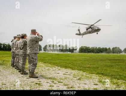 L'adjudant-général le général de Steve Danner arrive à témoin 131e Bomb Wing West Virginia Air National Guard Service d'urgence de l'Etat de première main de la formation au cours de sa visite à à la semaine au Camp Clark le 22 mai. Citizen-Airmen su démontrer ses compétences dans la construction de barrières anti-inondation sac de sable et effectué l'aide d'auto soins buddy sur une simulation de catastrophe victimes pendant un exercice au camp de formation de cinq jours Banque D'Images