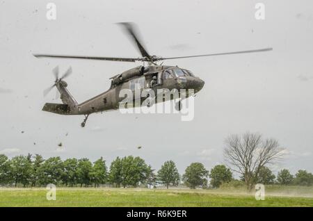 L'adjudant-général le général de Steve Danner arrive à témoin 131e Bomb Wing West Virginia Air National Guard Service d'urgence de l'Etat de première main de la formation au cours de sa visite à à la semaine au Camp Clark le 22 mai. Citizen-Airmen su démontrer ses compétences dans la construction de barrières anti-inondation sac de sable et effectué l'aide d'auto soins buddy sur une simulation de catastrophe victimes pendant un exercice au camp de formation de cinq jours Banque D'Images