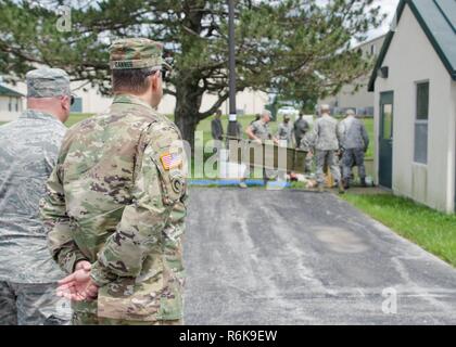 L'adjudant-général le général de Steve Danner arrive à témoin 131e Bomb Wing West Virginia Air National Guard Service d'urgence de l'Etat de première main de la formation au cours de sa visite à à la semaine au Camp Clark le 22 mai. Citizen-Airmen su démontrer ses compétences dans la construction de barrières anti-inondation sac de sable et effectué l'aide d'auto soins buddy sur une simulation de catastrophe victimes pendant un exercice au camp de formation de cinq jours Banque D'Images