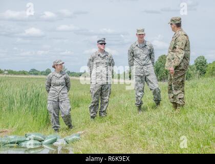 L'adjudant-général le général de Steve Danner arrive à témoin 131e Bomb Wing West Virginia Air National Guard Service d'urgence de l'Etat de première main de la formation au cours de sa visite à à la semaine au Camp Clark le 22 mai. Citizen-Airmen su démontrer ses compétences dans la construction de barrières anti-inondation sac de sable et effectué l'aide d'auto soins buddy sur une simulation de catastrophe victimes pendant un exercice au camp de formation de cinq jours Banque D'Images