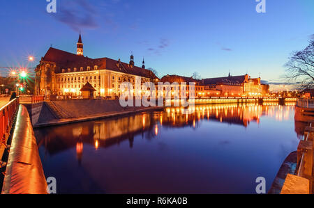 La promenade de Wroclaw, vue du fleuve Odra, après le coucher du soleil. La Pologne, l'Europe. Banque D'Images