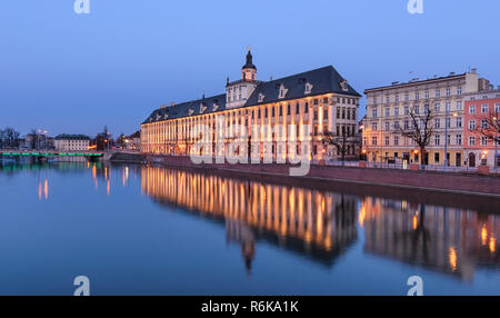 L'Université de Wroclaw, vue de la rivière Odra, dans la soirée. La Pologne. L'Europe. Banque D'Images