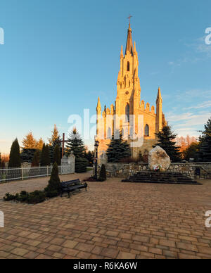 L'église gothique Saint Jacek stone dans Chocholow, Pologne, photo verticale. Banque D'Images