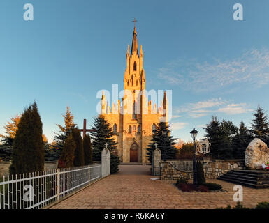 L'église gothique Saint Pierre à Chocholow Jacek, de la Pologne, après le coucher du soleil. Banque D'Images