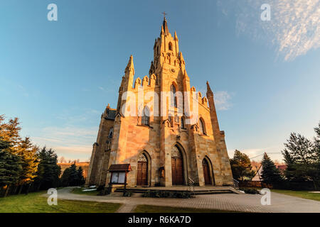 L'église gothique Saint Jacek stone dans Chocholow, Pologne Vue de dessous. Banque D'Images