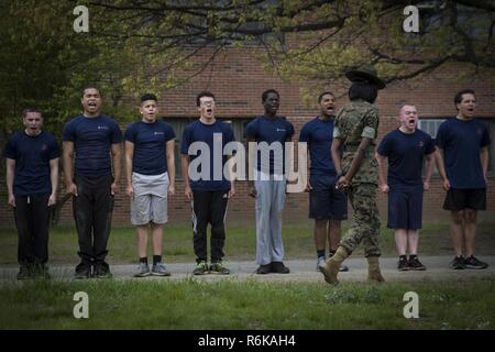 Le sergent du Corps des Marines des États-Unis. Courtney Holliday s'engage à "percer" le temps de l'instructeur avec Marine enlistees au cours de l'assemblée annuelle de recrutement Portsmouth All-Hands Fonction Piscine à Fort Devens, Mass., le 13 mai 2017. La fonction est un événement de deux jours qui aide à préparer les recrues de la station pour la formation des recrues. Holliday est un exercice formateur pour Papa Co., 4e Bataillon d'instruction des recrues, Marine Corps Recruter Depot Parris Island, L.C. Banque D'Images