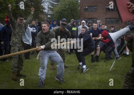 U.S. Marine Corps des Marines et de recrues de la sous-station de Recrutement Brockton célébrer après avoir remporté leur Tug-of-war défi au cours de l'assemblée annuelle de recrutement Portsmouth All-Hands Fonction Piscine à Fort Devens, Mass., le 14 mai 2017. La fonction est un événement de deux jours qui aide à préparer les recrues de la station pour la formation des recrues. Banque D'Images