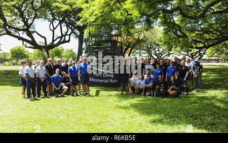 Transport aérien de aviateurs Joint Base Pearl Harbor-Hickam posent pour une photo de groupe avant le port Dawg Memorial 5K run sur champ Hickam, New York, 19 mai 2017. La course était partie d'un événement coordonné avec d'autres unités de transport aérien dans le monde en l'honneur de "port dawg' aviateurs décédés. Banque D'Images