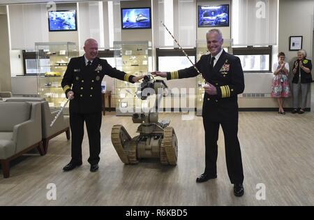 NEWPORT, R.I. (18 mai 2017) Arrière Adm. Jeffrey A. Harley (à gauche), 56e président de la U.S. Naval War College (NWC), et vice-amiral. P. Gardner Howe III, président de la CNO à partir de juillet 2014 jusqu'en juillet 2016, tenir un ruban de haute technologie fabriqués à partir de fil et l'ordinateur s'allume après une cérémonie d'ouverture officielle des Forces de l'avenir de la CNO nouvelle galerie. La cérémonie a eu lieu au cours d'un colloque des présidents passés et examen des stratégies qui s'est tenue à NWC à Newport, Rhode Island. Le colloque a été initié et développé par Harley, avec l'intention d'attirer sur les leçons et les expériences des anciens dirigeants d'aider s Banque D'Images