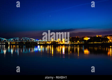 Pont sur la rivière Vistule près de la ville de Torun avec réflexion du ciel dans l'eau Banque D'Images