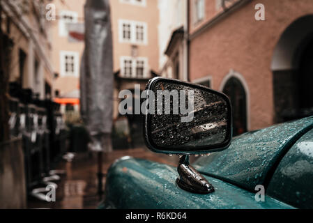 Belles gouttes de pluie sur la voiture vintage rétroviseur latéral. Vintage background Banque D'Images