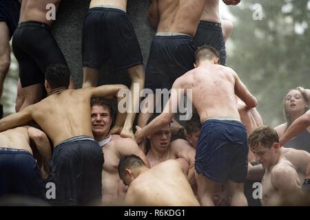 ANNAPOLIS, Maryland (22 mai 2017) U.S. Naval Academy plèbe forment une pyramide humaine autour du 21-pieds de grand monument Herndon pour supprimer un plebe hat que upperclassmen ont mis sur le haut. La montée de Herndon est considéré comme le couronnement de la première année à l'académie navale des États-Unis une fois que la classe de première année complète l'obstacle, ils ne sont plus plèbe. Banque D'Images