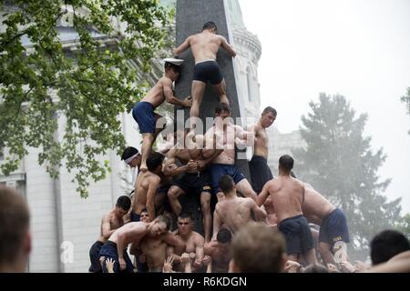 ANNAPOLIS, Maryland (22 mai 2017) Chaque année, environ 1 000 membres de l'United States Naval Academy plebe (première classe) forment une pyramide humaine autour du 21-pieds de grand monument Herndon pour supprimer un plebe hat que la upperclassmen ont mis sur le haut. La montée de Herndon est considéré comme le couronnement de la première année à l'Académie Navale, une fois que l'étudiant remplit la classe obstacle, ils sont 'plèbe pas plus'. Banque D'Images