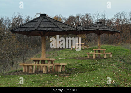 Pique-nique avec bancs, table et parasol sur haut de Fruska Gora mountain, Serbie Banque D'Images