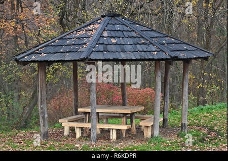 Pique-nique avec bancs, table et parasol sur haut de Fruska Gora mountain, Serbie Banque D'Images