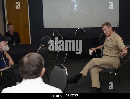 PORTLAND, OREGON (22 mai 2017) - Arrière Adm. Frederick J. Roegge, commandant des forces sous-marines, Pacifique, réponses aux questions de l'employé au cours d'une visite au Musée des sciences de l'Oregon et de l'industrie, le 22 mai. Roegge était en ville pour prendre part de USS Frank du câble (40) Cérémonie de passation de commandement. Banque D'Images