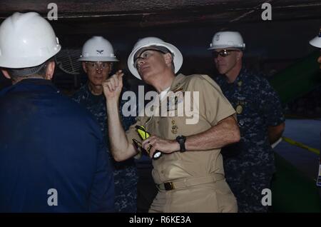 PORTLAND, OREGON (22 mai 2017) - Arrière Adm. Fritz Rogge, commandant de la force sous-marine du Pacifique, prend un tour du Capitaine Jeff Farah, USS Frank (40) en tant que commandant en chef principal de commande et de l'entretien Tandberg Wade se fait à l'USS Frank câble pendant que c'est dans sa période de cour à Portland, 22 mai. Frank câble est à Portland, en Orégon pour un service en cale sèche d'entretien de la phase de disponibilité. Banque D'Images