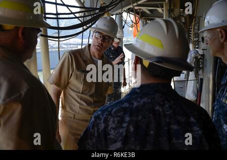 PORTLAND, OREGON (22 mai 2017) - Arrière Adm. Fritz Rogge, commandant de la force sous-marine du Pacifique, prend un tour du Capitaine Jeff Farah, USS Frank (40) en tant que commandant en chef principal de commande et de l'entretien Tandberg Wade se fait à l'USS Frank câble pendant que c'est dans sa période de cour à Portland, 22 mai. Frank câble est à Portland, en Orégon pour un service en cale sèche d'entretien de la phase de disponibilité. Banque D'Images