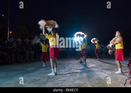 NHA TRANG, Vietnam (22 mai 2017) les enfants handicapés au Centre de protection sociale de Khanh Hoa exécuter une danse pour les membres de l'équipe Partenariat Pacifique 2017. Partenariat du Pacifique est la plus grande rencontre annuelle l'aide humanitaire multilatérale et des secours de la protection civile a effectué une mission dans le Pacifique-Indo-Asia et vise à améliorer la coordination régionale en tels que les soins médicaux et de la protection civile de l'état de préparation pour l'homme et des catastrophes naturelles. Banque D'Images