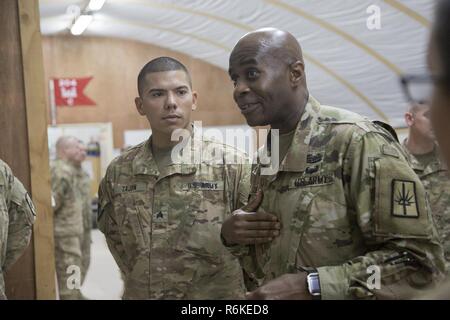 Le Sgt. Jeffery Tajon écoute comme commande Sgt. Grands Corey Cush, sergent-major de commandement de la Garde Nationale de New York's 53e commandement de troupes, parle au Camp Arifjan, au Koweït le 17 mai 2017. Les dirigeants de la Garde Nationale de New York s'est rendue à New York les soldats de la Garde nationale de l'Armée servant au Koweït du 16 au 18 mai 2017. Banque D'Images