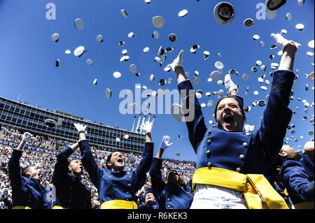 Tout nouveau sous-lieutenants de l'Armée de l'air de célébrer au cours de leur diplôme à l'Air Force Academy, Colorado, le 24 mai 2017. L'orateur invité lors de la cérémonie a été président de l'état-major des armées le général Joseph Dunford marin. Banque D'Images