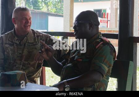 Le brigadier de l'armée américaine. Le général Kenneth H. Moore, Jr., commandant général adjoint de l'Afrique de l'armée américaine, aborde les partenariats futurs avec le Lieutenant-colonel Ct Broni, commandant de la Jungle Warfare School, au cours de 2017 à l'Accord des Achiase base militaire, Akim Oda, Ghana, le 20 mai 2017. La Jungle Warfare School est une série d'exercices de formation de la situation visant à former les participants à la contre-insurrection et les opérations de sécurité interne. Banque D'Images