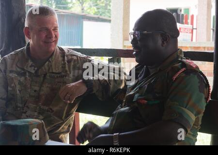 Le brigadier de l'armée américaine. Le général Kenneth H. Moore, Jr., commandant général adjoint de l'Afrique de l'armée américaine, aborde les partenariats futurs avec le Lieutenant-colonel Ct Broni, commandant de la Jungle Warfare School, au cours de 2017 à l'Accord des Achiase base militaire, Akim Oda, Ghana, le 20 mai 2017. La Jungle Warfare School est une série d'exercices de formation de la situation visant à former les participants à la contre-insurrection et les opérations de sécurité interne. Banque D'Images