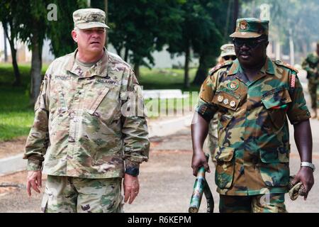 Le brigadier de l'armée américaine. Le général Kenneth H. Moore, Jr., commandant général adjoint de l'Afrique de l'armée américaine, reçoit la visite du lieutenant-colonel Ct Broni, commandant de l'école au cours de la guerre de jungle à Achiase 2017 Accord des base militaire, Akim Oda, Ghana, le 20 mai 2017. La Jungle Warfare School est une série d'exercices de formation de la situation visant à former les participants à la contre-insurrection et les opérations de sécurité interne. Banque D'Images