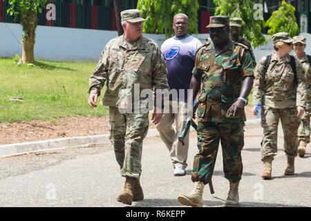 Le brigadier de l'armée américaine. Le général Kenneth H. Moore, Jr., commandant général adjoint de l'Afrique de l'armée américaine, reçoit la visite du lieutenant-colonel Ct Broni, commandant de l'école au cours de la guerre de jungle à Achiase 2017 Accord des base militaire, Akim Oda, Ghana, le 20 mai 2017. La Jungle Warfare School est une série d'exercices de formation de la situation visant à former les participants à la contre-insurrection et les opérations de sécurité interne. Banque D'Images