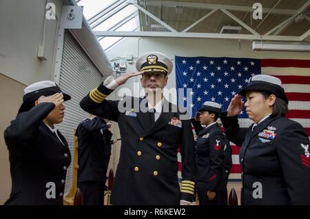 PORTLAND, OREGON (22 mai 2017) Commandant du sous-marin USS Frank offres câble (40) Le capitaine a appelé Saint John est salué par sideboys lors d'une cérémonie de passation de commandement le 22 mai. Saint John a été relevé par le Capitaine Jeff Farah durant la cérémonie de la Marine, qui est donné au Centre de soutien opérationnel de Portland. Frank, câble en ce moment à Portland, Oregon pour un service en cale sèche, la disponibilité de maintenance effectue l'entretien et du soutien des sous-marins et navires de surface dans la région du Pacifique-Indo-Asia. Banque D'Images