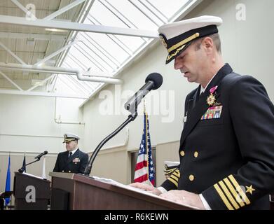 PORTLAND, OREGON (22 mai 2017) Le capitaine a appelé St. John, USS Frank du câble commandant,lit ses ordres au cours d'une cérémonie de passation de commandement le 22 mai. Saint John a été relevé par le Capitaine Jeff Farah durant la cérémonie de la Marine, qui est donné au Centre de soutien opérationnel de Portland. Frank, câble en ce moment à Portland, Oregon pour un service en cale sèche, la disponibilité de maintenance effectue l'entretien et du soutien des sous-marins et navires de surface dans la région du Pacifique-Indo-Asia. Banque D'Images