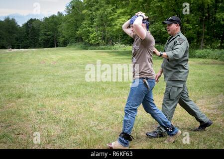 Des soldats de la 753rd des explosifs et des munitions (NEM) de Kingwood, W.Va., et des membres de la police de l'état de la Virginie de l'ouest de l'Escouade antibombe a participé à un défi du Corbeau qui a eu lieu au Camp de Dawson, de violette, de mai 21-26, 2017. Le défi est une annuelle, inter-institutions, l'exercice contre les IED axés sur des scénarios qui intègre les capacités d'interopérabilité entre la sécurité publique des escadrons de la bombe et militaires dans les unités nem de type domestique des environnements opérationnels d'EEI. L'exercice a aussi fourni une participation internationale. Banque D'Images