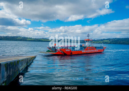 Chiloé, Chili - 27 septembre, 2018 : vue extérieure du petit ferry rouge avec certaines voitures, embarquement dans le port de chonchi Ile de Chiloé au Chili Banque D'Images