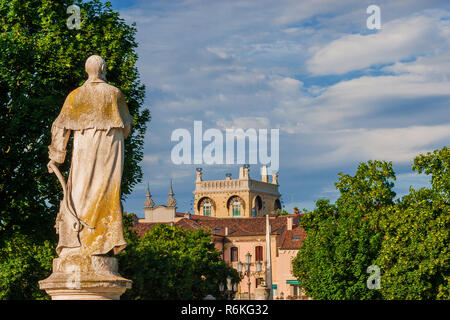 Padoue ville vue de Prato della Valle (pelouse de la vallée) Square avec la statue antique Banque D'Images