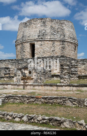 Masque, dieu de la pluie Chac (premier plan), observatoire (arrière-plan), ruines mayas, Mayapan Site Archéologique, Yucatan, Mexique Banque D'Images