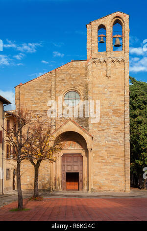 Voir l'église médiévale de saint Dominique dans le centre historique d'Arezzo, célèbre pour le logement un crucifix peint réalisé par le célèbre artiste italien Cim Banque D'Images