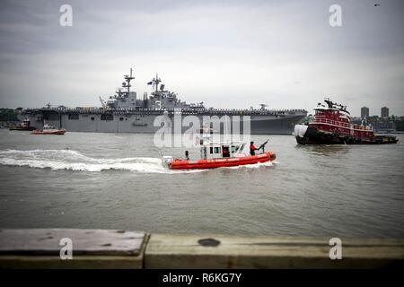 MANHATTAN, NEW YORK (24 mai 2017) Le navire d'assaut amphibie USS Kearsarge LHD (3) arrive à Manhattan, New York), pour la 29e Semaine annuelle de New York (FWNY). FWNY est une occasion unique pour les citoyens de New York et la région des trois états pour répondre marins, marines et gardes côte, ainsi que de constater par moi-même les dernières capacités des services maritimes d'aujourd'hui. Banque D'Images