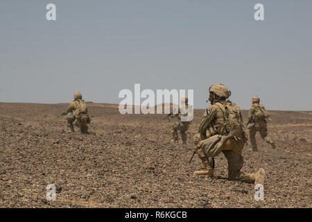 Le Sgt. Austin McGill, un fantassin de Calédonie, Michigan, affectés au siège de l'entreprise et de l'Administration centrale, 3e Bataillon, 8e régiment de cavalerie blindée, 3e Brigade Combat Team, 1re Division de cavalerie, donne les commandes à son équipe comme ils lié vers l'objectif à un niveau de l'entreprise combinée arms exercice de tir réel 14 mai à Wadi Shadiya, la Jordanie dans le cadre de l'exercice 2017 lion avide. Désireux Lion a été un exercice multinational d'une semaine avec le Royaume hachémite de Jordanie, afin d'échanger de l'expertise militaire et améliorer l'interopérabilité entre les pays partenaires. Banque D'Images