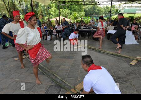 La région marine de la communauté de Singapour a célébré la fin de la cuisine asiatique Le Mois du patrimoine des Îles du Pacifique avec beaucoup de ferveur, le 25 mai, à sa terreur Club complexe sportif et salle à manger. Deux heures de l'événement, qui a débuté à 11 h 30, doté d'un buffet d'inspiration asiatique, mot d'ouverture de la région de la marine de Singapour, commandant du Centre d'un défilé de segment avec les participants discuter de faits culturels et d'information et une présentation de danse culturelle. Banque D'Images