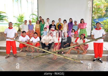 La région marine de la communauté de Singapour a célébré la fin de la cuisine asiatique Le Mois du patrimoine des Îles du Pacifique avec beaucoup de ferveur, le 25 mai, à sa terreur Club complexe sportif et salle à manger. Deux heures de l'événement, qui a débuté à 11 h 30, doté d'un buffet d'inspiration asiatique, mot d'ouverture de la région de la marine de Singapour, commandant du Centre d'un défilé de segment avec les participants discuter de faits culturels et d'information et une présentation de danse culturelle. Banque D'Images