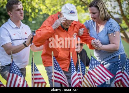 Le colonel de l'armée américaine (Ret) Ben Skardon, 99 héros de la DEUXIÈME GUERRE MONDIALE, et Bataan survivant, salue Henry Leitner's stone à Clemson University's d'Honneur après avoir placé un drapeau américain sur elle au cours d'une cérémonie du drapeau mise en préparation de célébrations de la Journée du Souvenir, le 25 mai 2017. Leitner et Skardon, les aluns Clemson, a survécu à l'infâme de Bataan et ont été prisonniers de guerre ensemble. Crédits Skardon Leitner et un autre, de l'alun Clemson Otis Morgan, pour lui sauver la vie alors qu'ils étaient tous emprisonnés dans des camps de prisonniers japonais. Leitner et Morgan n'a pas survécu à la guerre. Banque D'Images