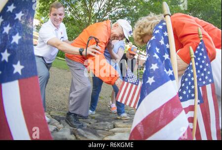 Le colonel de l'armée américaine (Ret) Ben Skardon, 99, lauréat de deux étoiles d'argent et trois de bronze étoile pour sa bravoure durant la Seconde Guerre mondiale et survivant de la Bataan, met un drapeau sur Otis Morgan's stone à Clemson University's d'honneur au cours d'une cérémonie du drapeau mise en préparation de célébrations de la Journée du Souvenir, le 25 mai 2017. Morgan et étaient à la fois Skardon aluns Clemson et prisonniers de guerre ensemble. Crédits Skardon Morgan et un autre collègue Clemson alun, Henry Leitner, pour le maintenir en vie durant son plus mauvais jours comme un prisonnier de guerre. Banque D'Images