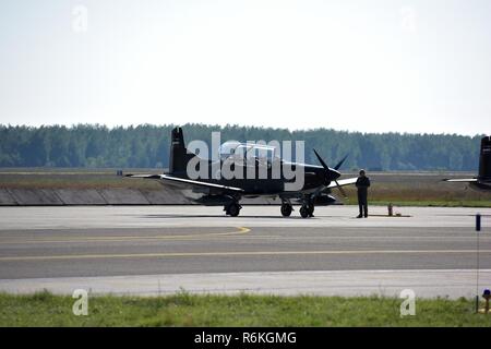 Un pilote affecté à l'Armée de l'air effectue un slovène d'inspection de contrôle en amont sur un Piltus avions PC-9, 26 mai 2017 à la base aérienne de Kecskemet, Hongrie. La Slovénie, avec la Hongrie, la Slovaquie, la Croatie, la République tchèque et les États-Unis, ont participé à 17 Diffuseur de charge, un Hongrois de deux semaines de l'exercice multinational de l'accent sur le renforcement des capacités d'interopérabilité et de compétences entre les alliés de l'OTAN et les forces aériennes européennes partenaires en menant des opérations conjointes et des défenses aériennes pour maintenir l'état de préparation conjointe, tout en renforçant les relations au sein de la Garde nationale aérienne des États-Unis Partenariat État Prog Banque D'Images